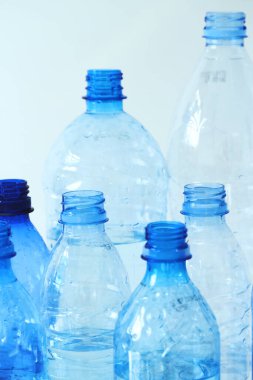 Geri dönüşüm. Kullanılmış su şişeleri