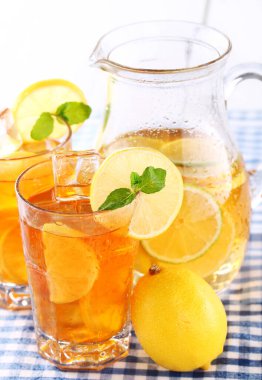 Limon dilimleriyle süslenmiş limonata yakın plan. 