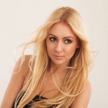 Uzun saçlı güzel sarışın kadının portresi.