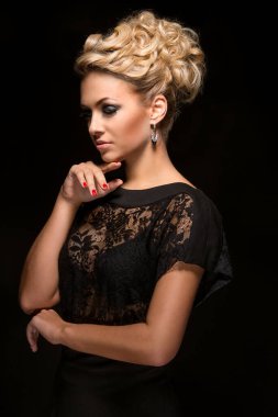 Bilinmeyen sırları olan tatlı ve çekici bir kadın.