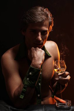 yakışıklı adam çıplak gövde yasaktır puro ve içki şarap sanatsal resmi