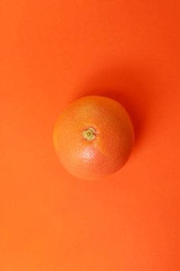 Kırmızı arkaplanda greyfurt