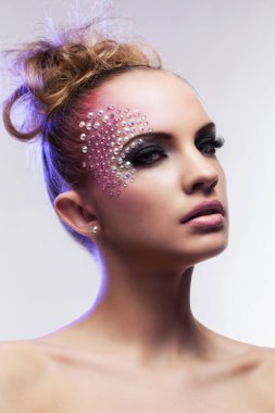 Fantastik Makyaj beyaz zemin üzerine ile güzel bir kadın