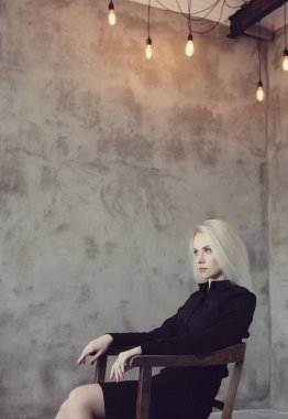 Beton arka planda güzel bir kadın