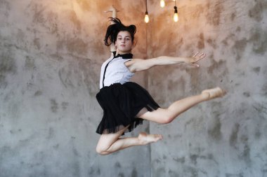 Dans stüdyosundaki esnek kadın.