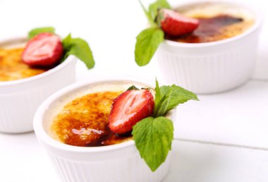 Tatlı. Masada nefis krem brulee