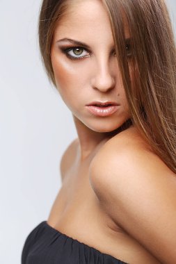 Makyajlı siyah elbiseli güzel bir kızın portresi.