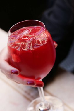 Kafede içki içen bir kadın.