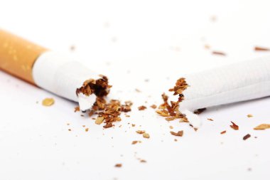 Sigarayı beyaz arka planda kapat