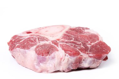 Beyaz arka planda çiğ et