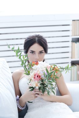 Gelinlik içinde güzel gelin