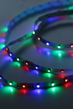 Masanın üzerinde hafif bir kurdele var.