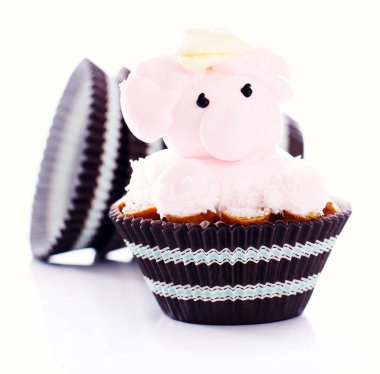 Beyaz üzerine izole edilmiş domuz şeklinde taze ve lezzetli bir pasta.