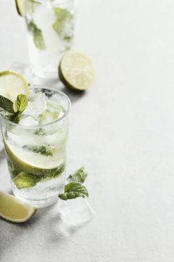 İçelim. Masada mojito kokteyli var.