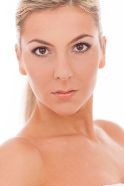 Gündüz makyajlı güzel beyaz kadın portresi.