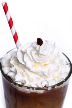 Beyaz arka planda bir bardak soğuk kahve