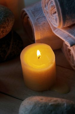 Aromaterapi. Masadaki mumlar ve spa nesneleri