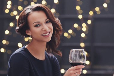 Yaşam tarzı. Restoranda güzel bir kadın