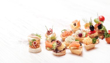 Masada çeşitli atıştırmalıklar var.