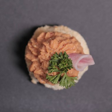 Yiyecekler. Siyah arka planda nefis aperatifler