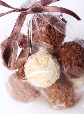 Çikolata şekerlemelerini kapatın. 