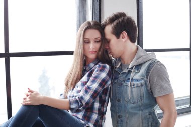 Aşk, ilişki. Pencerenin yanında güzel bir çift