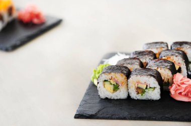 Yiyecekler. Masada lezzetli suşi var.