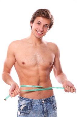 Beyaz arka planda poz veren seksi yakışıklı adam.