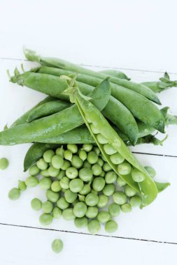 Masadaki yeşil bezelyeler