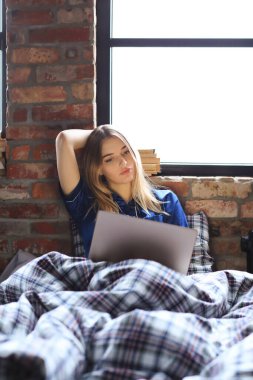 Yaşam tarzı. Yatakta güzel bir kız.