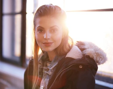 Pencerenin yanında güzel bir kadın