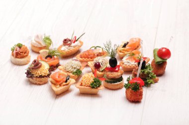 Masada çeşitli atıştırmalıklar var.