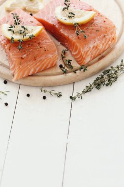 Tahtada limonlu çiğ somon.