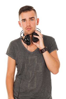 Beyaz bir arka plan üzerinde kulaklık ile yakışıklı bir adam portresi