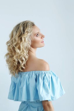 Mavi gözleri ve kıvırcık saç modeli ile güzel kız