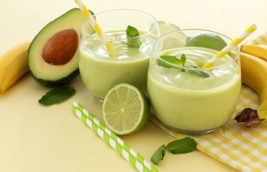 Avokado ve muzdan yapılmış lezzetli bir smoothie.