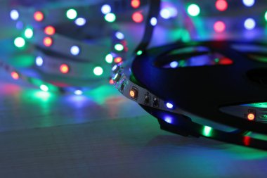 Masanın üzerinde hafif bir kurdele var.