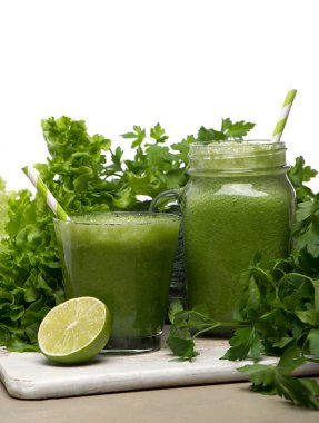 Sağlıklı bir içki. Masada nefis bir meyve suyu var.