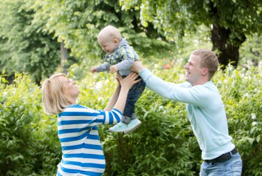 genç ve mutlu bir aile var eğlence parkında