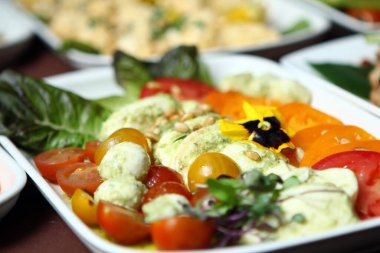 Tabaktaki lezzetli tabağı kapat.