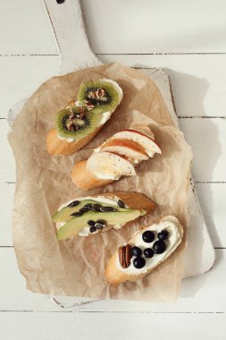 Süslü kapaklı enfes bir sandviç.