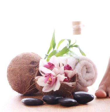 Güzel kadın bacakları ve farklı spa malzemeleri. 