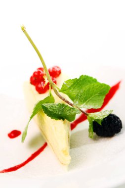 Nane ve böğürtlenli taze cheesecake tatlısı.