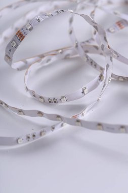 Masanın üzerinde hafif bir kurdele var.