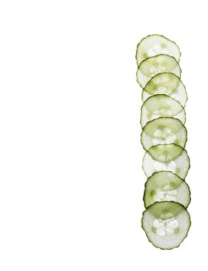 Beyaz arkaplanda salatalık