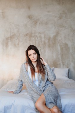 güzel bir kadın yatakta yatıyordu