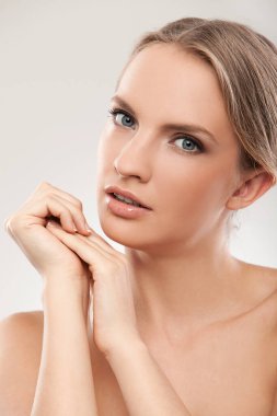 güzel doğal çıplak beyaz kadın portresi 