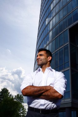 Gülümseyen genç ve çekici iş adamı