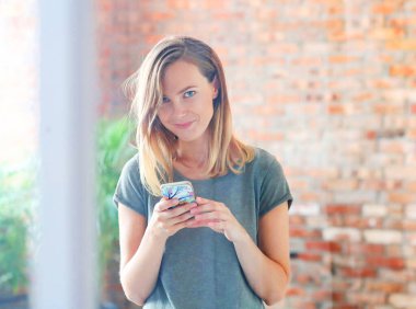 Güzel gülüşlü güzel bir kadın.