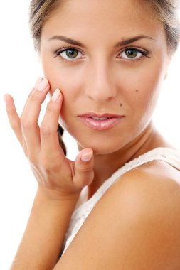 Beyaz bir arka planda poz veren güzel bir kadının portresi.